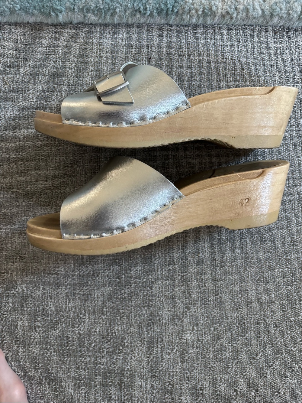 No 6 silver wedge clog size 11/42